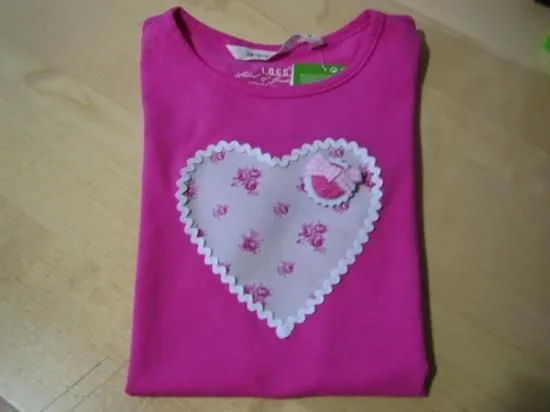 camiseta corazón tela,cinta,piquillo cosido a mano | Remeras ... camiseta corazón tela,cinta,piquillo cosido a mano | Remeras ...