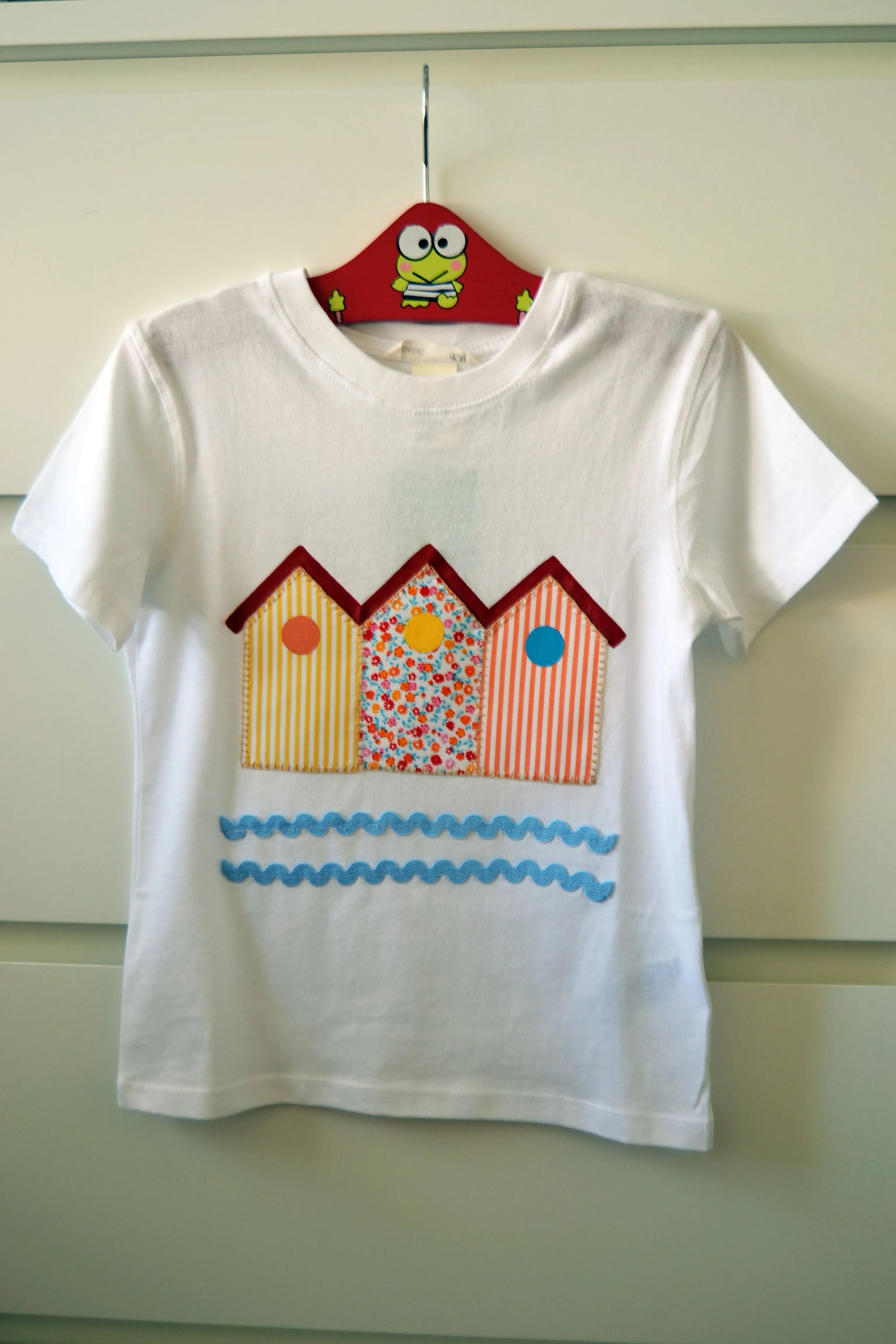 Camiseta decorada con tela y pintura, todo hecho a mano ... Camiseta decorada con tela y pintura, todo hecho a mano ...