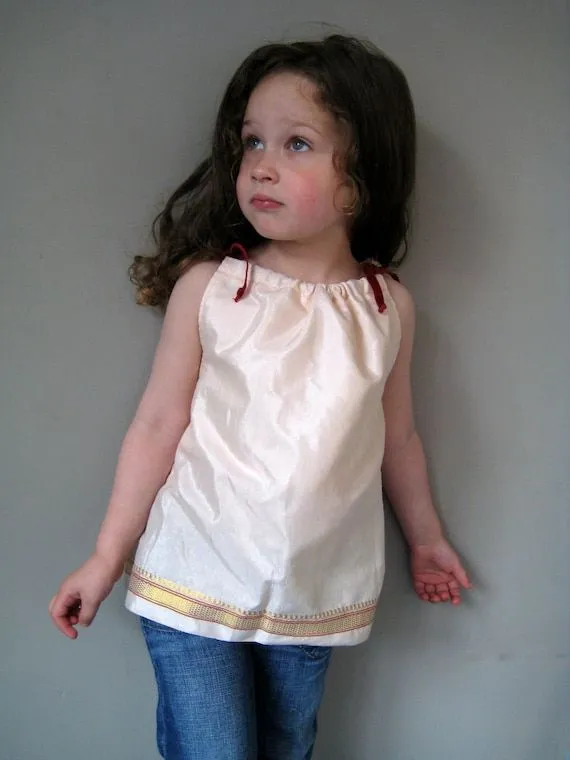 Camiseta hecha de un sari para niñas de 2-5 años por leonandcoco Camiseta hecha de un sari para niñas de 2-5 años por leonandcoco