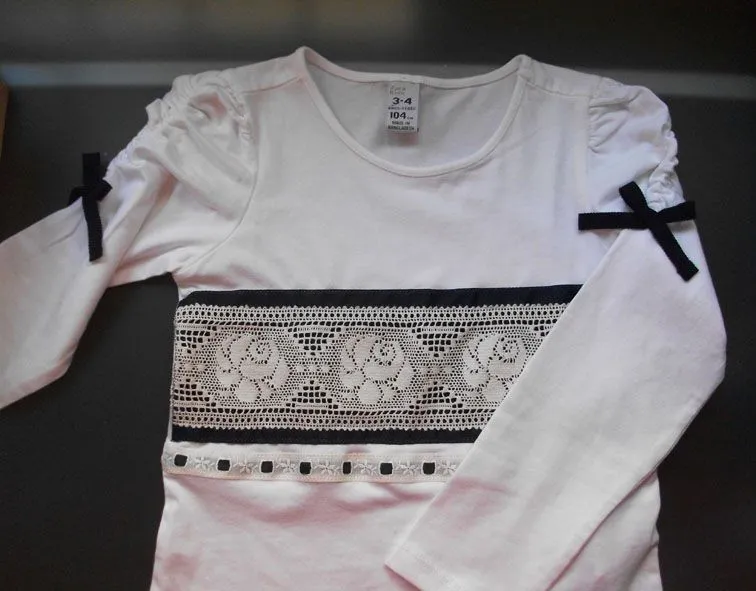 CINTAS: CAMISETA NIÑA CON ENCAJE