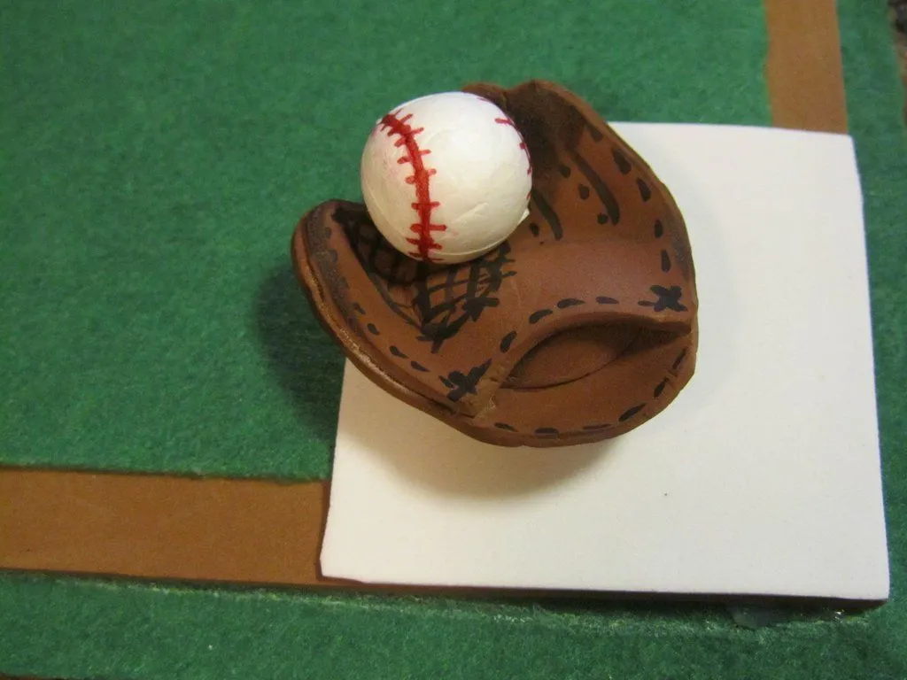 campo, guante y pelota de beisbol en goma eva | Manualidades