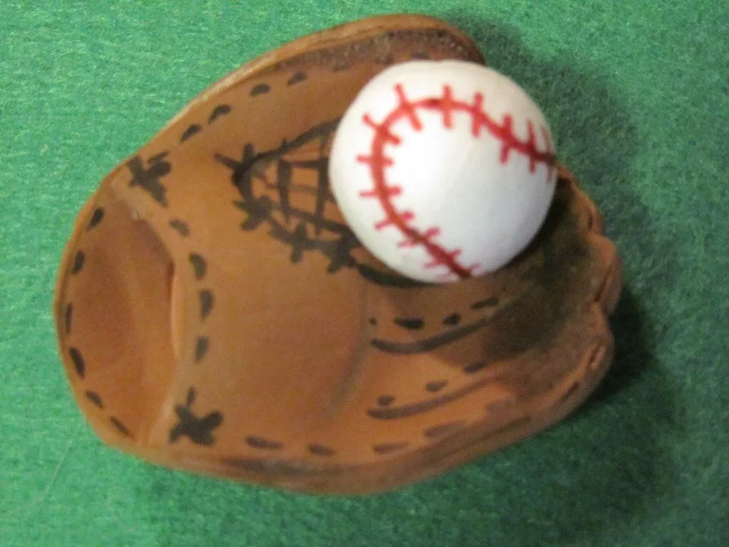 campo, guante y pelota de beisbol en goma eva | Manualidades