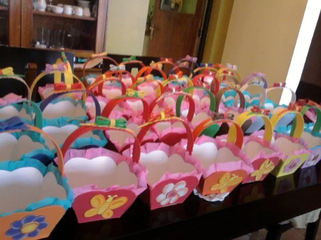 Canasta de cumpleaño de goma eva - Imagui
