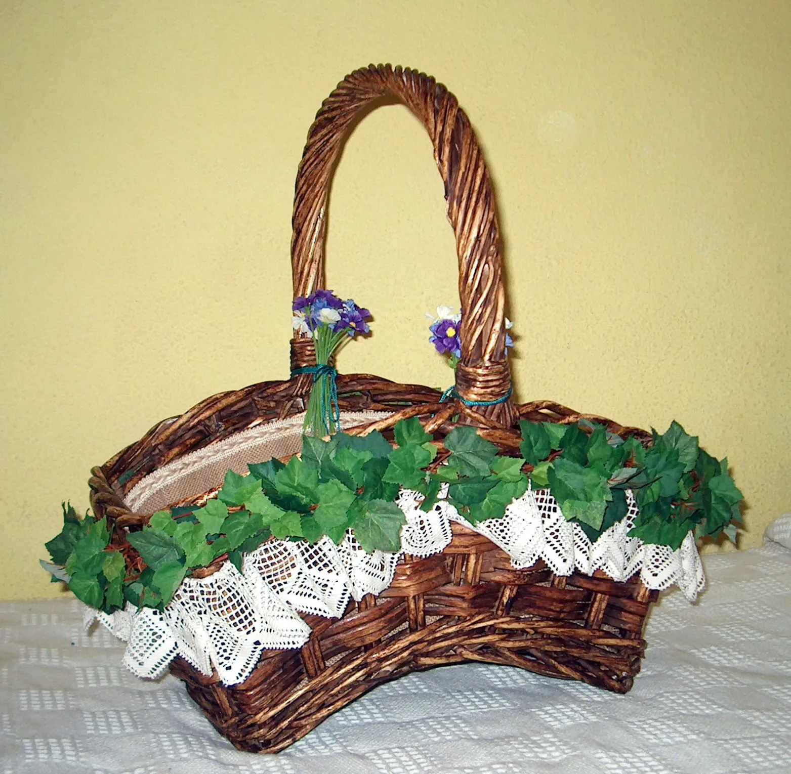 Cestas de mimbre decoradas para comunión - Imagui Cestas de mimbre decoradas para comunión - Imagui