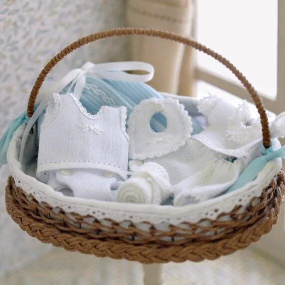 Canastilla con ropa de bebé en miniatura escala por MINIATURAFR