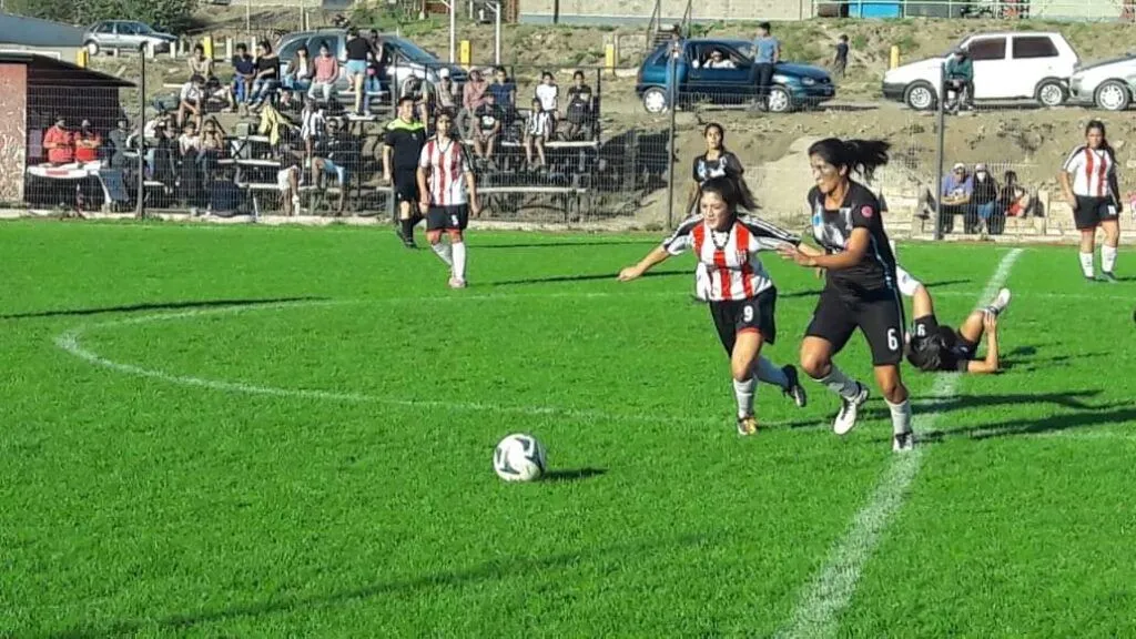 La cancha de césped de la Liga Municipal de Fútbol Femenino se llamará “Ni Una Menos” | Bariloche Informa La cancha de césped de la Liga Municipal de Fútbol Femenino se llamará “Ni Una Menos” | Bariloche Informa