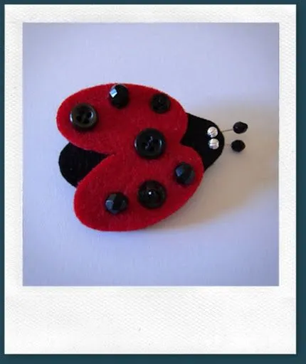 Cande Cosas: Como hacer un broche de fieltro en forma de Mariquita. Cande Cosas: Como hacer un broche de fieltro en forma de Mariquita.