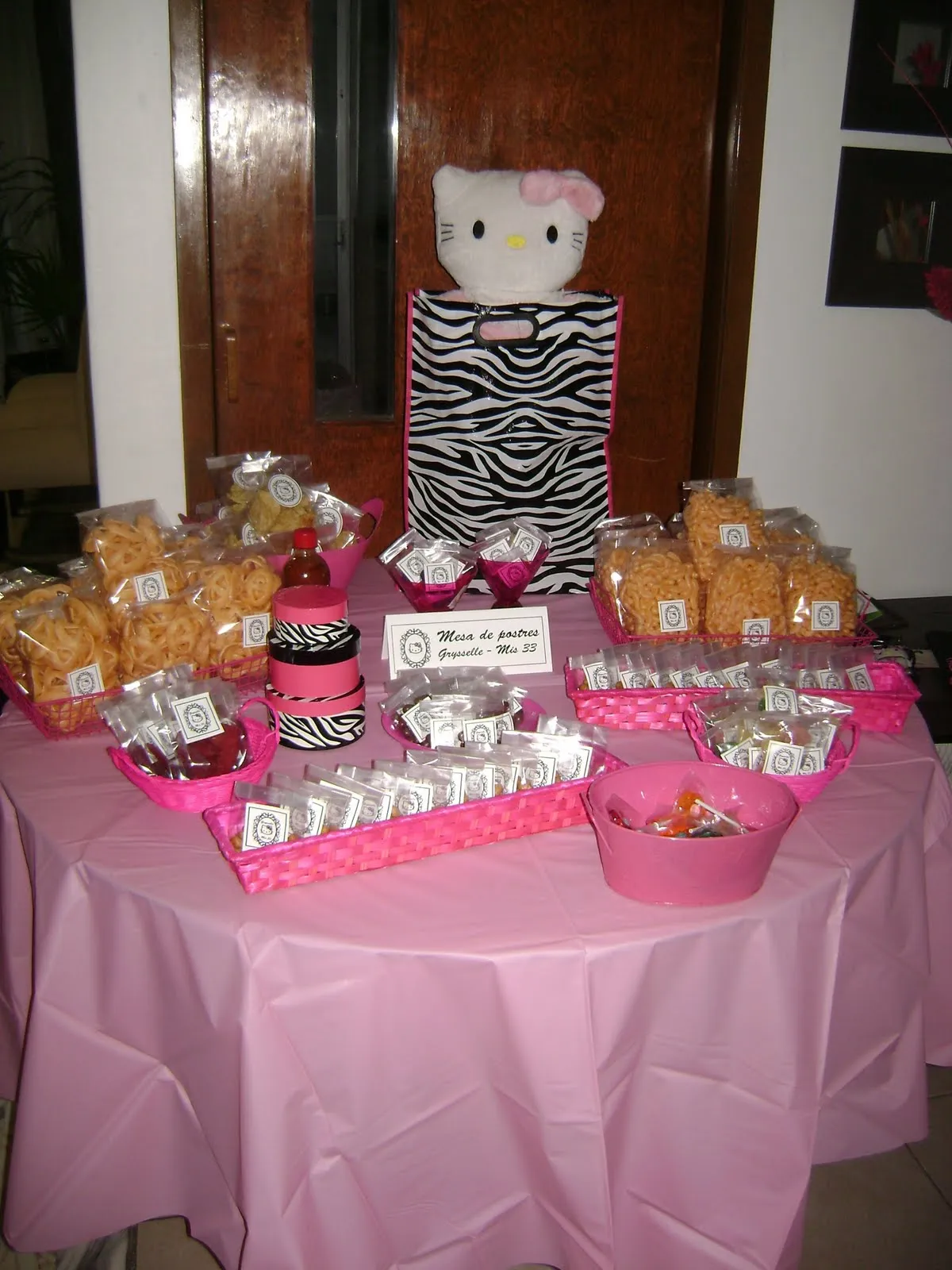 cAnDiElAnDiA: MESA DE POSTRES DE HELLO KITTY cAnDiElAnDiA: MESA DE POSTRES DE HELLO KITTY
