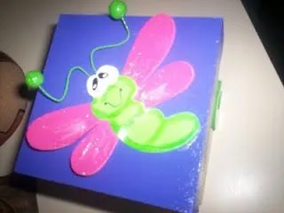 CANELA SOUVENIRS Y DECÓ INFANTIL: CAJA CON LIBÉLULA DE GOMAEVA CANELA SOUVENIRS Y DECÓ INFANTIL: CAJA CON LIBÉLULA DE GOMAEVA