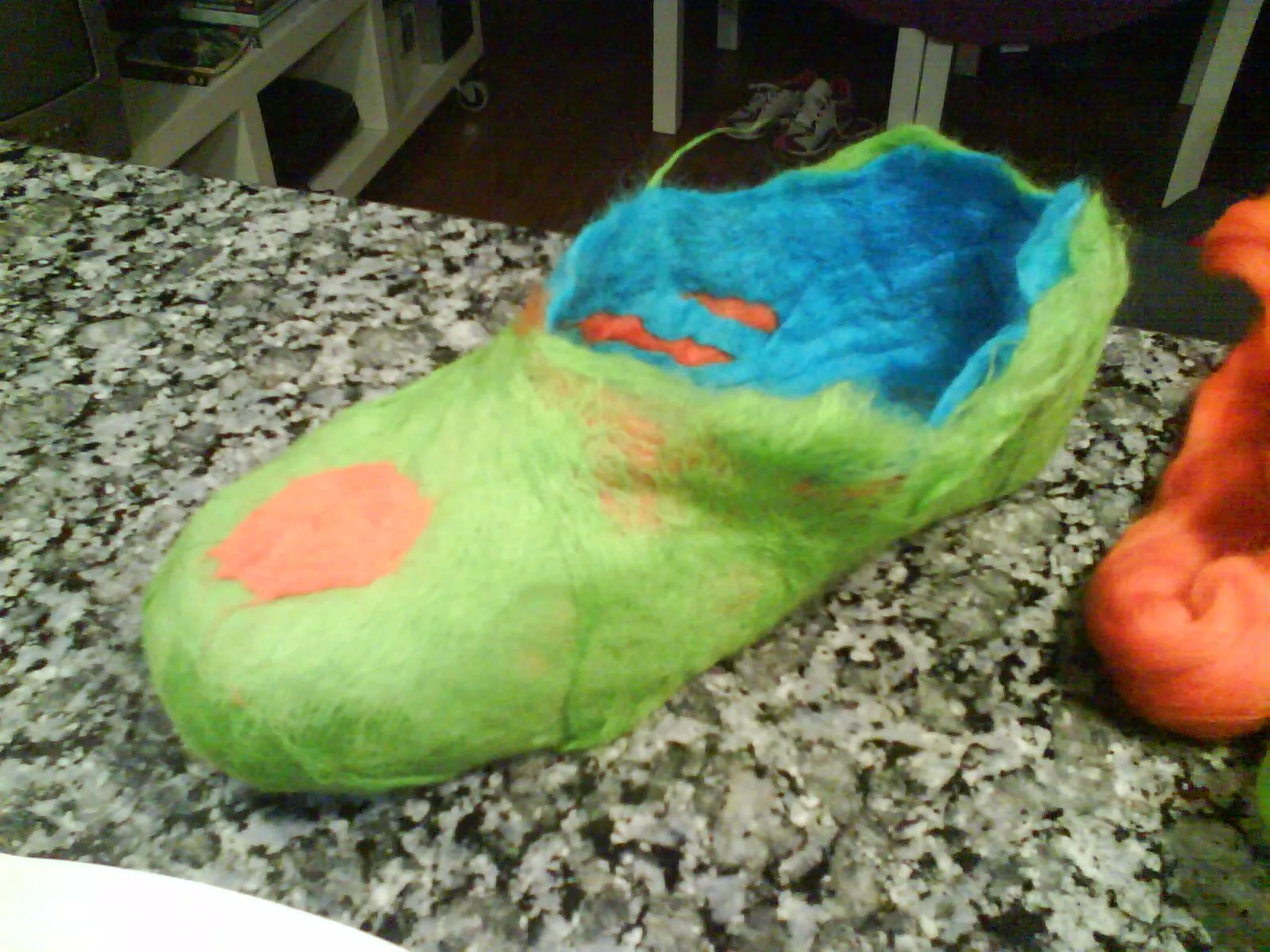 Capa azúl, otra naranja y sobre ésta otra verde, con n lunar ...