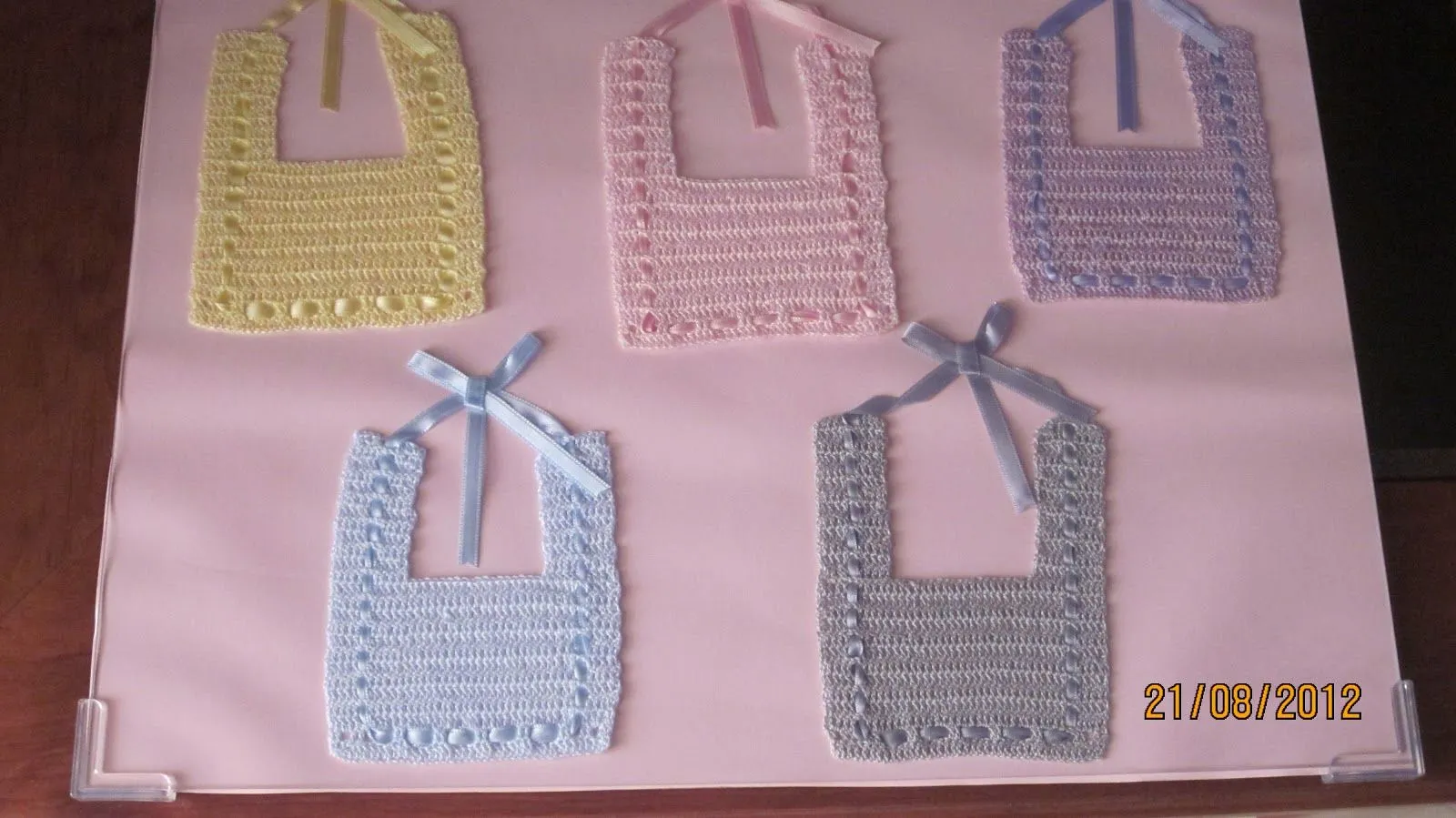 Caprichos de Ganchillo: CUADRO DE BABEROS Y BABEROS DE BEBE Caprichos de Ganchillo: CUADRO DE BABEROS Y BABEROS DE BEBE