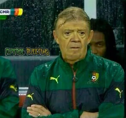 Que cara de chabelo se le ha quedado al Dt de Camerún.