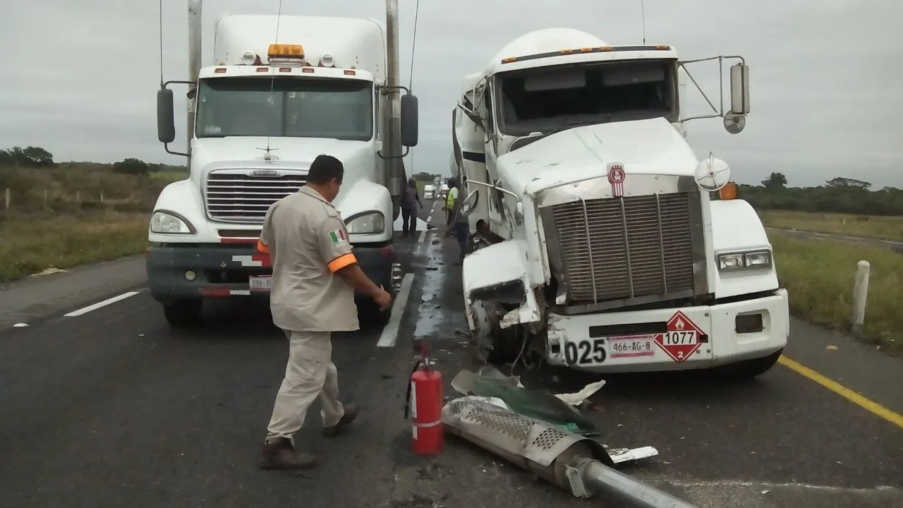 Carambola de trailers en autopista La Tinaja-Cosamaloapan ...