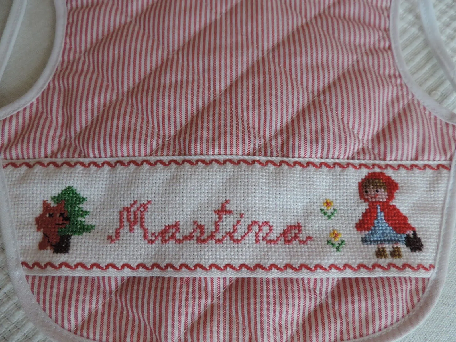 COSAS DE CARI: BABERO DE CAPERUCITA ROJA EN PUNTO DE CRUZ CON EL NOMBRE DE MARTINA COSAS DE CARI: BABERO DE CAPERUCITA ROJA EN PUNTO DE CRUZ CON EL NOMBRE DE MARTINA
