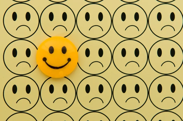Carita sonriente amarilla contra emoticono triste — Foto stock ... Carita sonriente amarilla contra emoticono triste — Foto stock ...