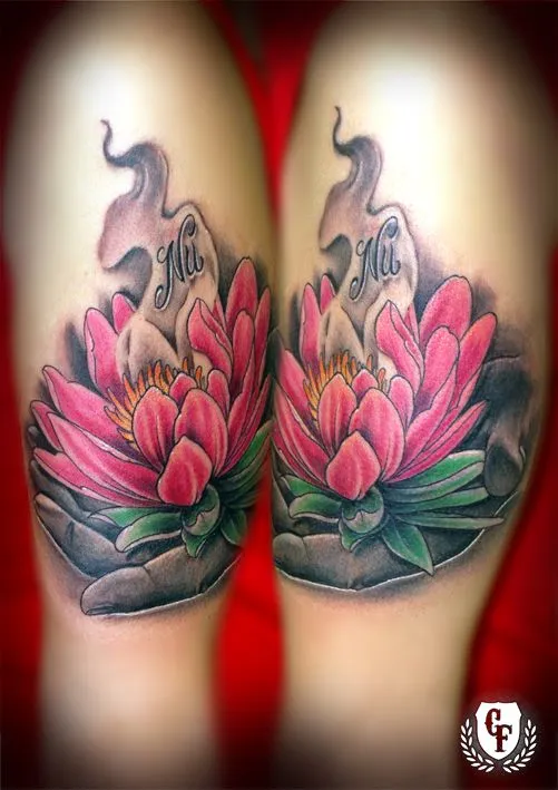 Carlos Art Studio: tatuaje flor de loto con mano Carlos Art Studio: tatuaje flor de loto con mano