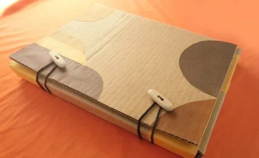Cómo hacer una carpeta de cartón reciclado | diarioartesanal Cómo hacer una carpeta de cartón reciclado | diarioartesanal