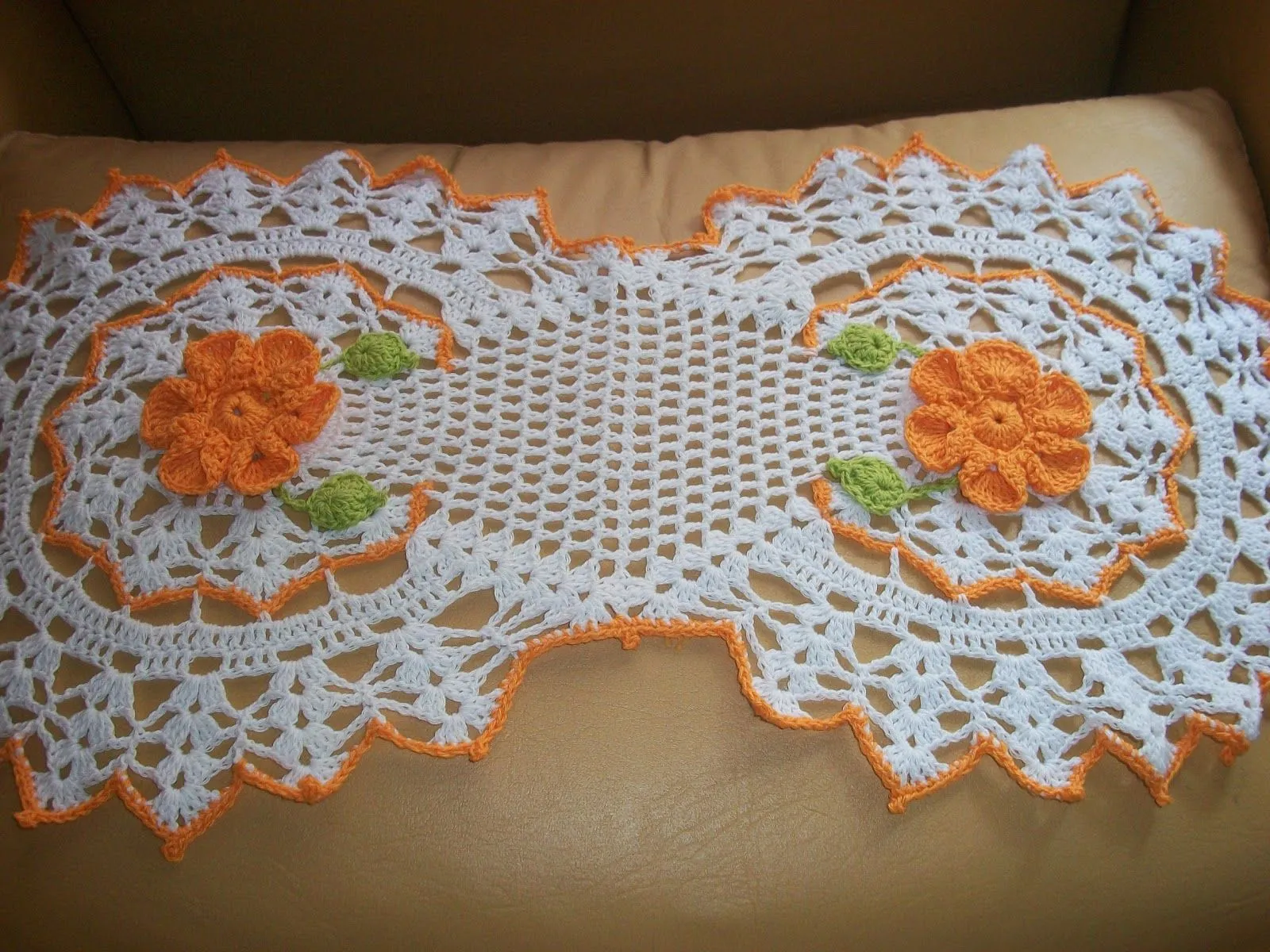 MIRTEJIDOS ARTESANAL: CAMINITO CROCHET DECORADO CON 2 FLORES NARANJA . MIRTEJIDOS ARTESANAL: CAMINITO CROCHET DECORADO CON 2 FLORES NARANJA .