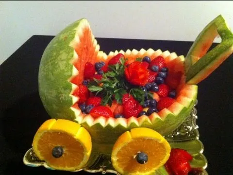 Cómo hacer una carreola de una sandia para regalo o decoración ... Cómo hacer una carreola de una sandia para regalo o decoración ...