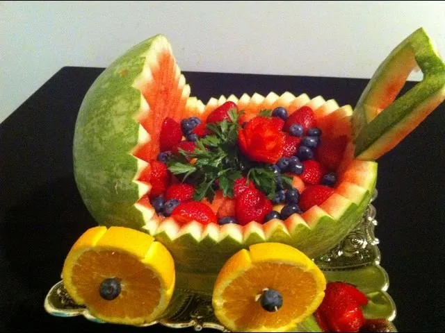 Cómo hacer una carreola de una sandia para regalo o decoración ... Cómo hacer una carreola de una sandia para regalo o decoración ...