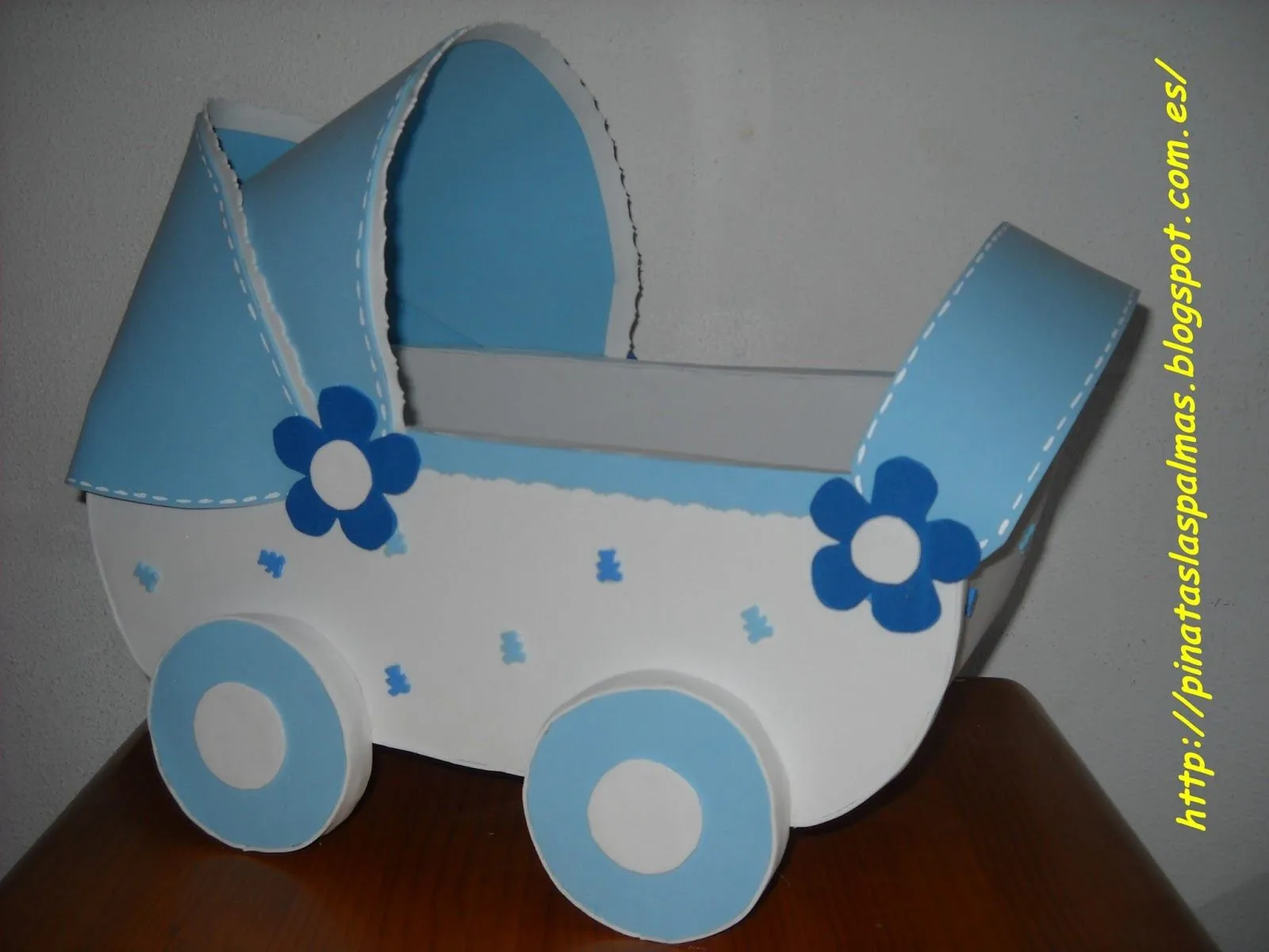 Coche de bebé en goma eva - Imagui