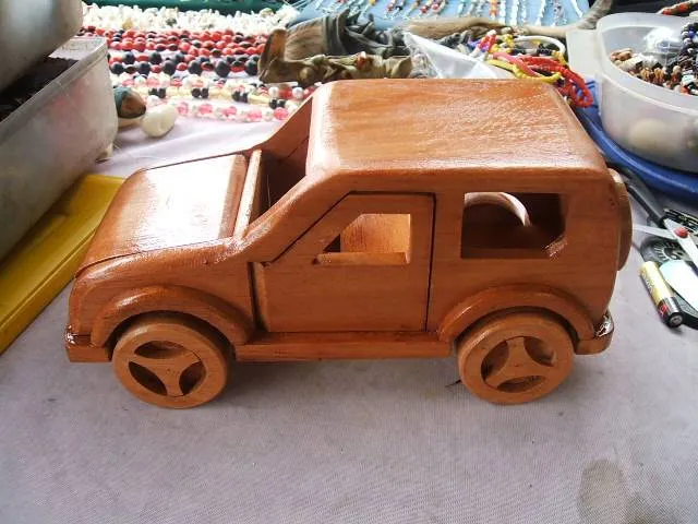 carritos de madera Xavier Cedeño - Artelista.com carritos de madera Xavier Cedeño - Artelista.com