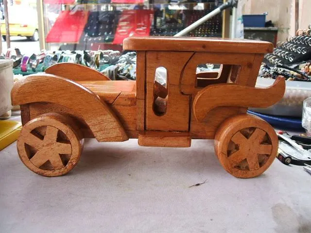carritos de madera Xavier Cedeño - Artelista.com carritos de madera Xavier Cedeño - Artelista.com