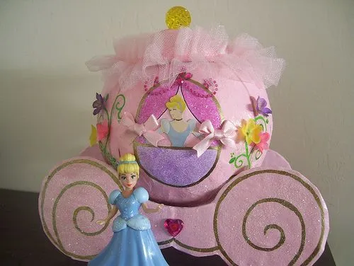Carruaje de princesa (organizar de moños) hecho con globo y papel ... Carruaje de princesa (organizar de moños) hecho con globo y papel ...