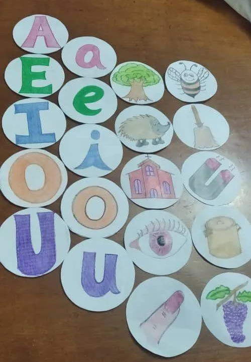 Cartas con vocales y figuras