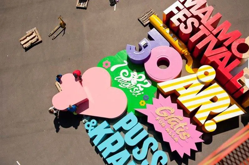 Un cartel gigante en tres dimensiones y a todo color para la nueva ... Un cartel gigante en tres dimensiones y a todo color para la nueva ...