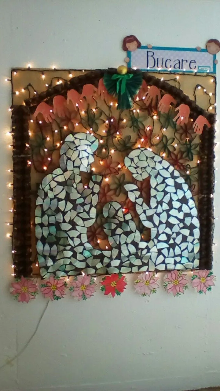 mi cartelera de navidad realizada con material de reciclaje (visión de día) | Christmas bulbs, Christmas wreaths, Holiday decor mi cartelera de navidad realizada con material de reciclaje (visión de día) | Christmas bulbs, Christmas wreaths, Holiday decor