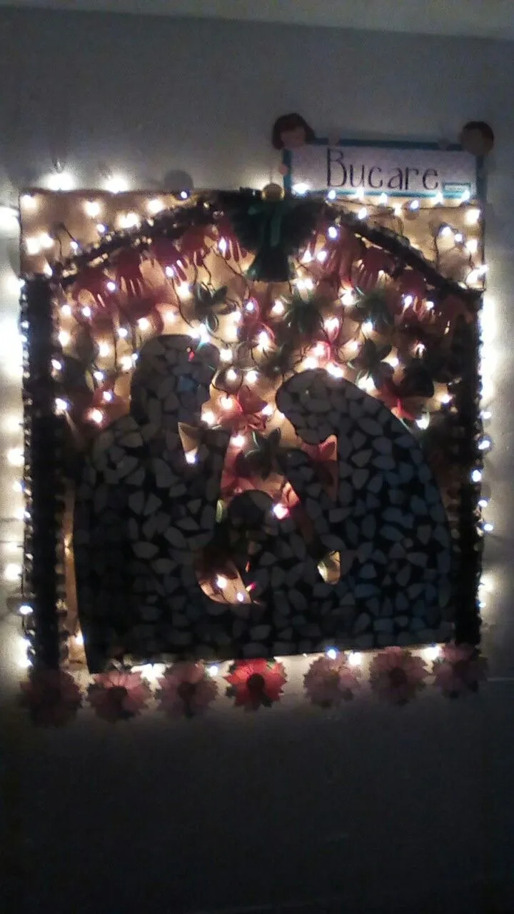 Mi cartelera de navidad realizada con material de reciclaje (visión de  noche) | Halloween wreath, Halloween, Decor