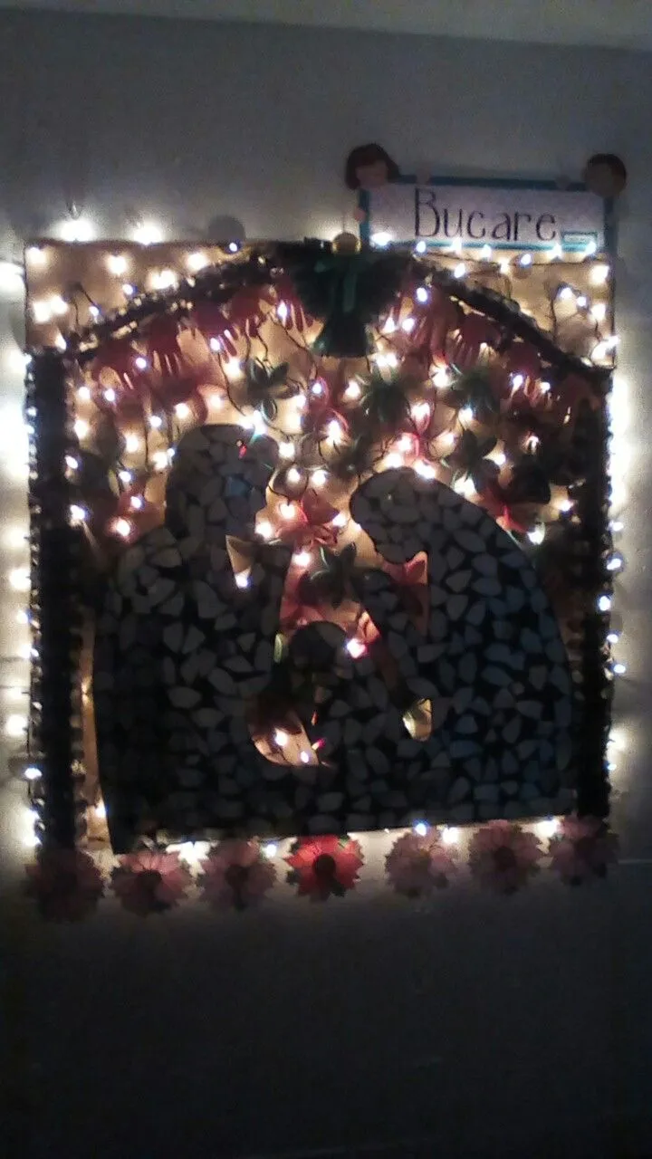 Mi cartelera de navidad realizada con material de reciclaje (visión de noche) | Halloween wreath, Halloween, Decor Mi cartelera de navidad realizada con material de reciclaje (visión de noche) | Halloween wreath, Halloween, Decor