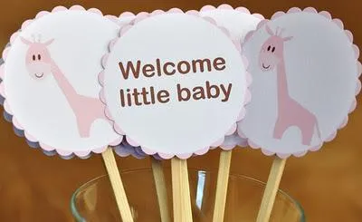 Cartelitos de jirafas para dar la bienvenida al bebé. Visto en ... Cartelitos de jirafas para dar la bienvenida al bebé. Visto en ...