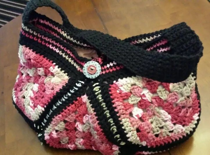 Cartera a crochet con cuadrados y chapitas de latas | "Artesanías ...