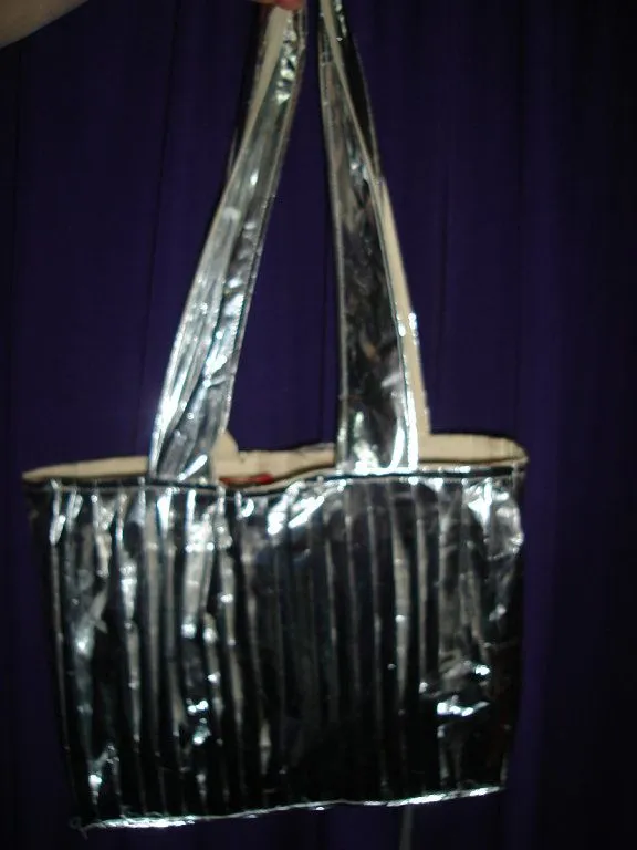 CARTERA HECHA CON LOS ENVASES BRILLANTES QUE VIENEN ADENTRO DE LAS ... CARTERA HECHA CON LOS ENVASES BRILLANTES QUE VIENEN ADENTRO DE LAS ...