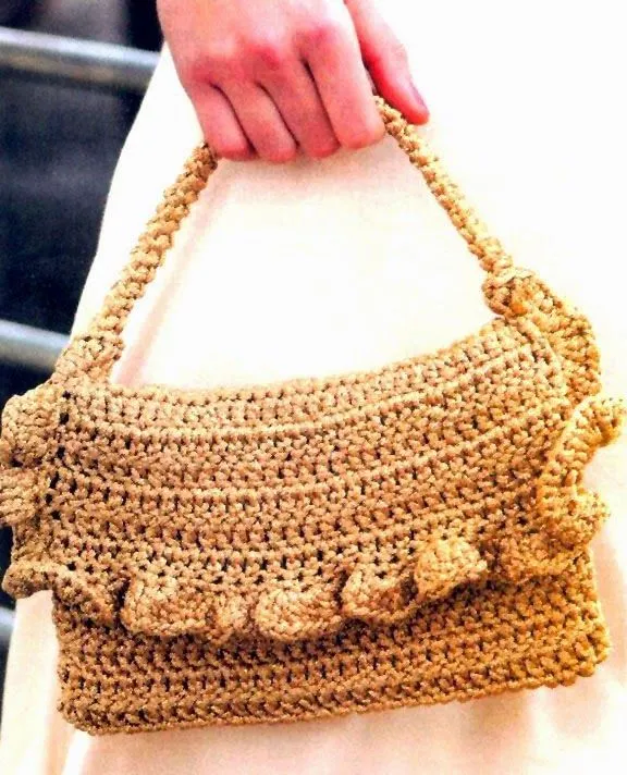 cartera tejida en crochet para una noche dorada Esta cartera ... cartera tejida en crochet para una noche dorada Esta cartera ...