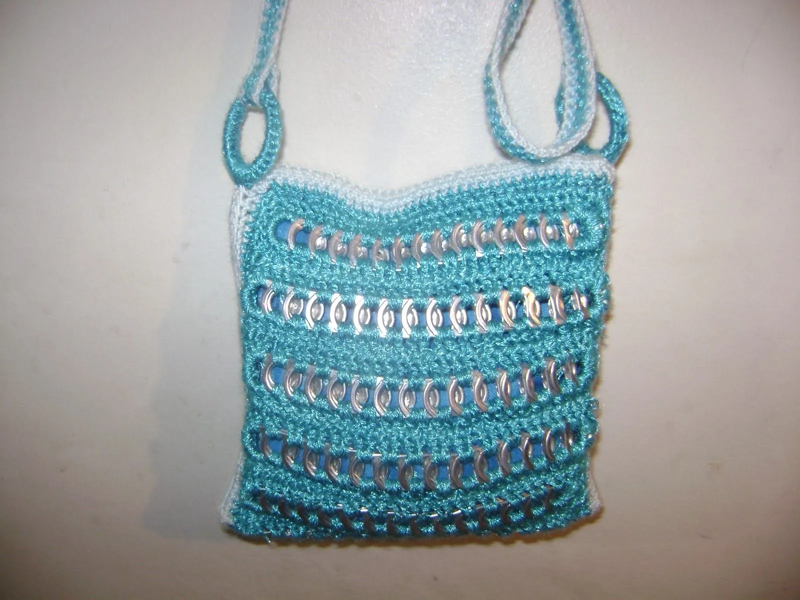 manualidades en hilo: cartera hecha con chapitas de latas manualidades en hilo: cartera hecha con chapitas de latas