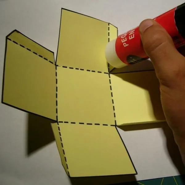 Cómo hacer un dado de cartulina - 7 pasos | Como hacer un dado, Cartulina, Como hacer una piramide Cómo hacer un dado de cartulina - 7 pasos | Como hacer un dado, Cartulina, Como hacer una piramide