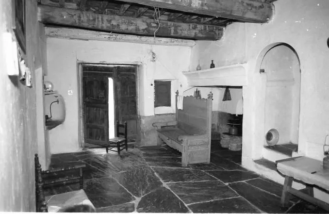 una casa por dentro antigua, HINOJAL