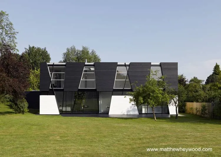 Casa en blanco y negro posmoderna en Inglaterra.