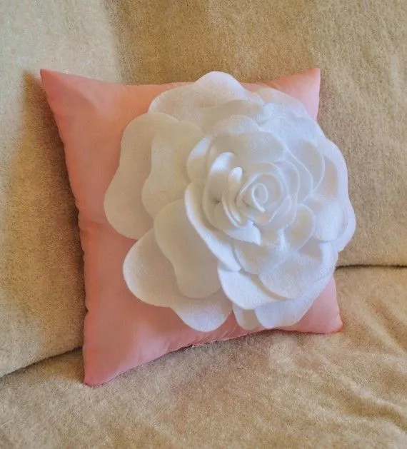 Mi Casa Inventada *: Cojines con flores en fieltro Mi Casa Inventada *: Cojines con flores en fieltro