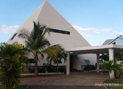 Casa moderna diseño con forma de pirámide en Venezuela