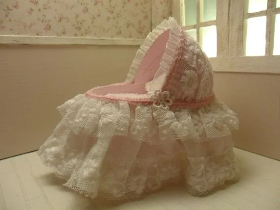 Casa de muñecas miniatura Moisés para bebé. por LasMInisdeMaini