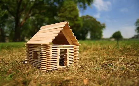 Casa de muñecas en miniatura con palos de helado en Reciclaje