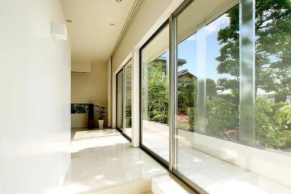 Casa con Persianas de Vidrio - StudioGreenBlue Casa con Persianas de Vidrio - StudioGreenBlue