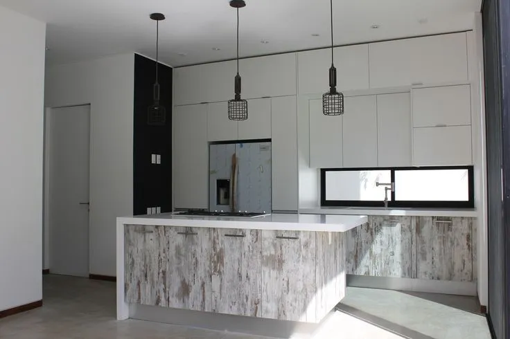 Casa en Valle Real -Cocina con madera avejentada y barra de cuarzo ... Casa en Valle Real -Cocina con madera avejentada y barra de cuarzo ...