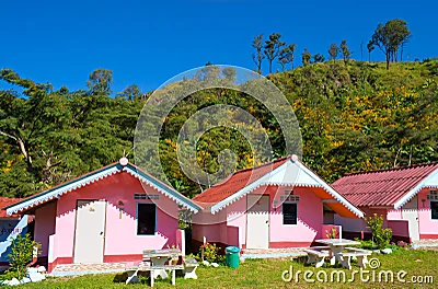Casas rosadas dispuestas delante de una montaña. Casas rosadas dispuestas delante de una montaña.