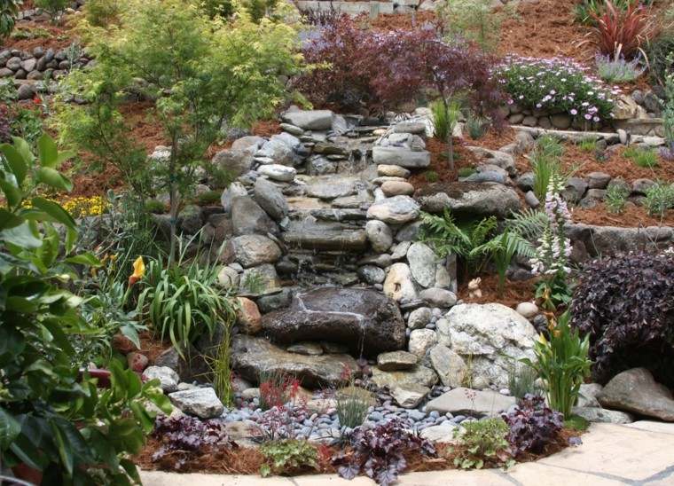 cascada-rocas-plantas-jardin.jpg