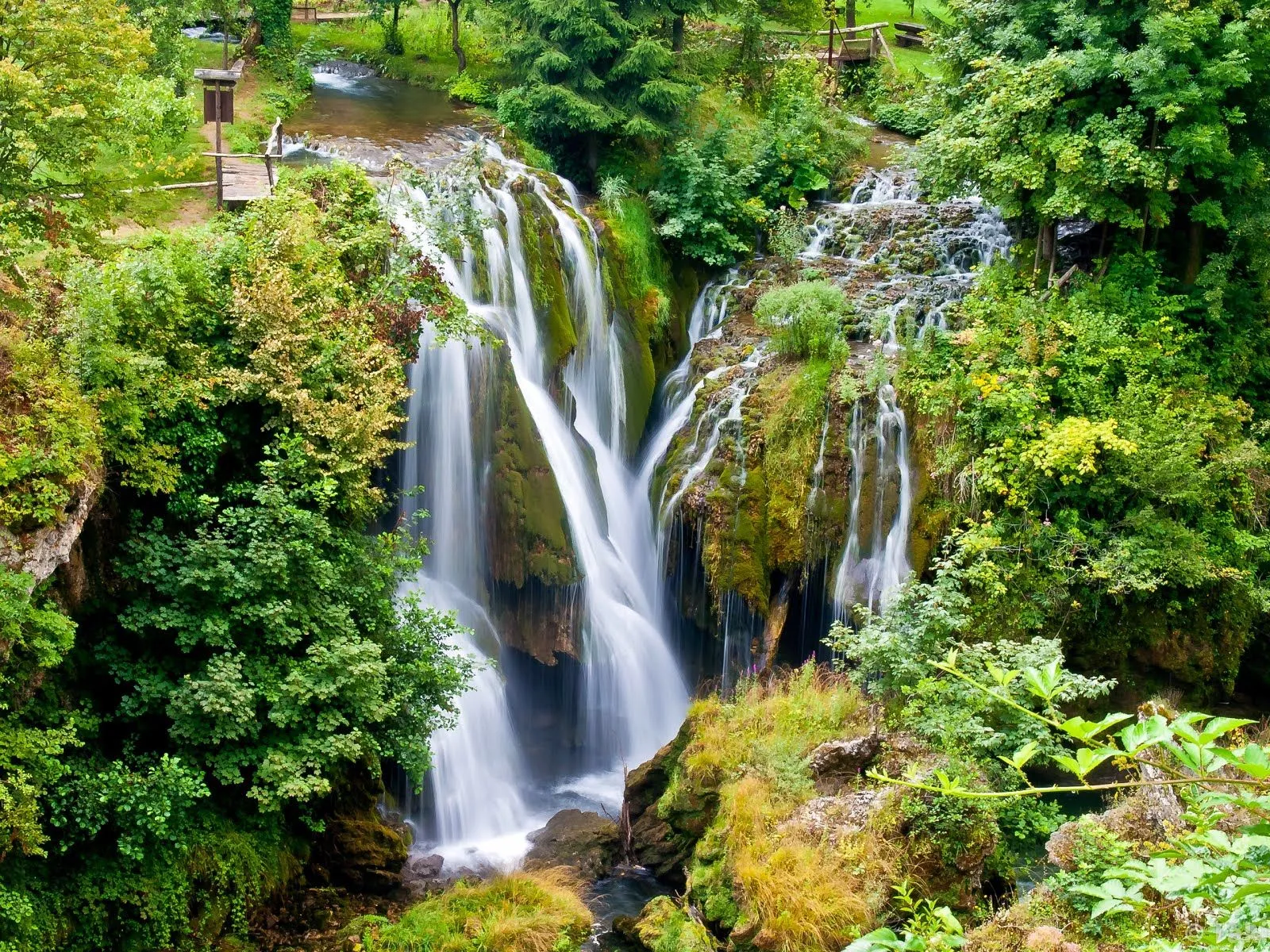 Cascadas de ensueño en las montañas del edén | Banco de Imagenes Cascadas de ensueño en las montañas del edén | Banco de Imagenes
